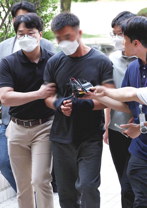 압송 중인 중국 국적의 해킹 조직 총책