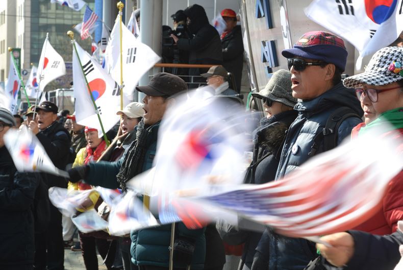 지난 2017년 3월9일, 박근혜 전 대통령에 대한 헌법재판소의 탄핵 심판에 앞서 태극기 집회 갖는 탄핵 반대 집회 참가자들 ⓒ뉴시스