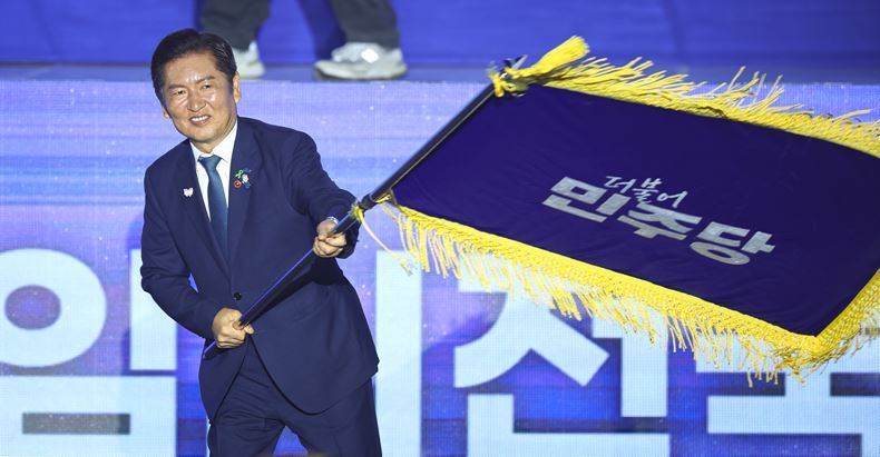 지난달 2일, 전당대회서 당선을 확정지은 후 건네받은 더불어민주당 당기 흔드는 정청래 신임 당 대표 ⓒ뉴시스