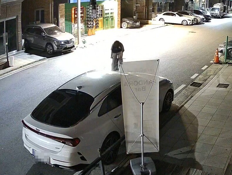 지난달 30일, 한 자전거 운전자가 주차된 차량을 향해 달려들고 있다. ⓒ보배드림