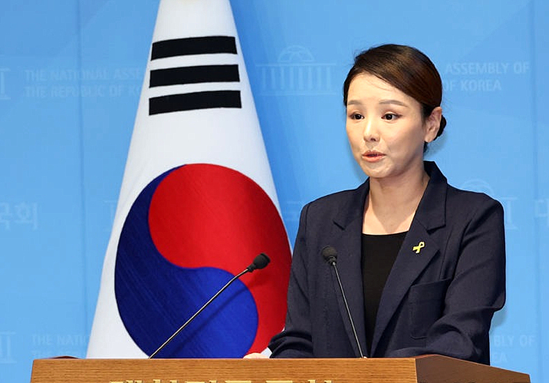 강미정 조국혁신당 대변인이 4일 서울 여의도 국회 소통관에서 당내 성비위 의혹과 관련한 탈당 기자회견을 하고 있다. ⓒ뉴시스