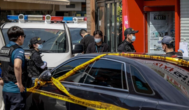 지난 3일, 경찰이 서울 관악구 조원동의 한 피자 가게 앞에서 발생한 칼부림 사건 현장을 찾아 조사하고 있다. 이날 가맹점주인 40대 남성이 휘두른 흉기에 인테리어 업자 등 3명이 사망했다. ⓒ뉴시스