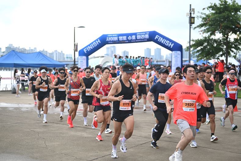 첫 출발 지점에서 5km 선수들이 출발하는 모습