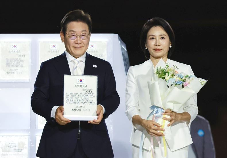 국민임명장 들어 보이고 있는 이재명 대통령과 김혜경 여사 ⓒ뉴시스