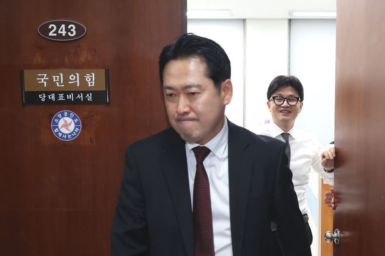 국민의힘 내 친한(친 한동훈)계 인사였던 장동혁 전 최고위원(현 국민의힘 대표)이 지난해 12월11일, 당 대표 비서실을 나서고 있다. ⓒ뉴시스
