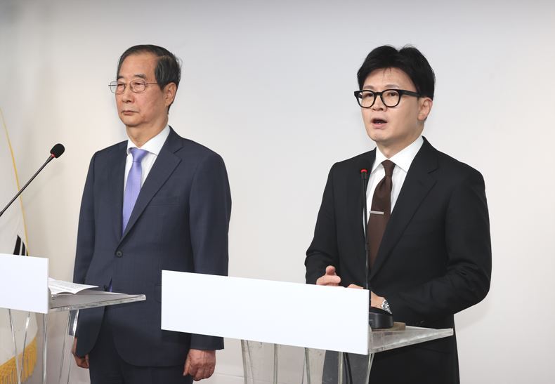 한동훈 전 국민의힘 대표(사진 오른쪽)가 지난해 윤석열 전 대통령의 비상계엄 직후였던 12월8일, 한덕수 전 국무충리와 함께 공동 대국민 담화를 발표하고 있다. ⓒ뉴시스