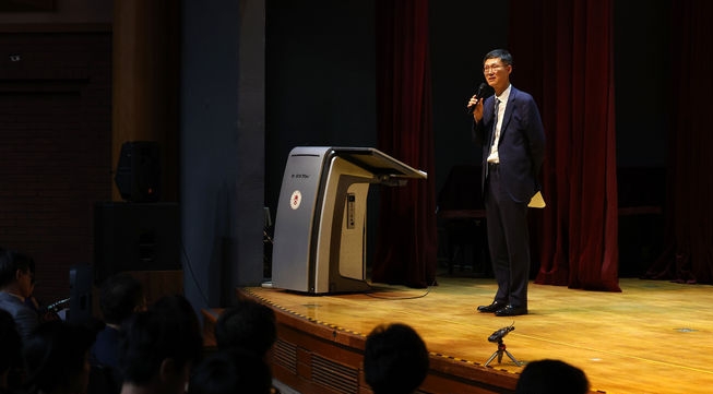 지난 10일, 서강대학교 성이냐시오관 강당에서 특별 강연하고 있는 문형배 전 헌법재판소장 권한대행 ⓒ뉴시스