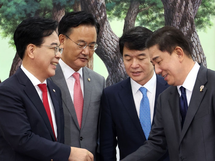 송언석 국민의힘 원내대표(사진 왼쪽)와 김병기 더불어민주당 원내대표가 지난 10일, 서울 여의도 국회 운영위원장실에서 특검법 합의를 위한 회동에 앞서 악수를 나누고 있다. ⓒ뉴시스
