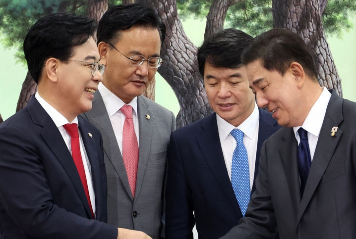 김병기 더불어민주당 원내대표(사진 오른쪽)이 지난 10일, 서울 여의도 국회서 송언석 국민의힘 원내대표(왼쪽)와 악수를 나누고 있다. ⓒ뉴시스