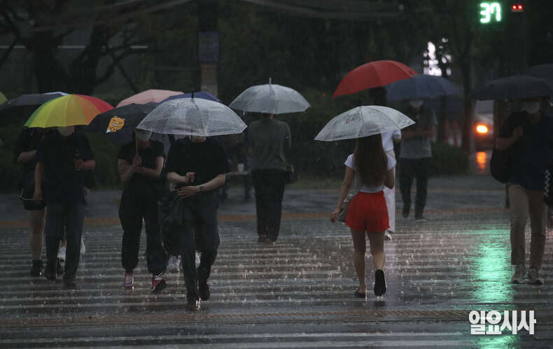 서울 용산역 앞을 지나는 시민들이 횡단보도를 건너고 있다 ⓒ고성준 기자