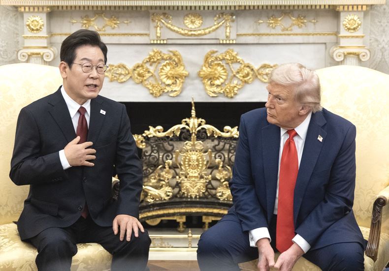 지난달 26일, 이재명 대통령(사진 왼쪽)과 트럼프 미국 대통령이 한미 정상회담을 갖고 있다. ⓒ뉴시스