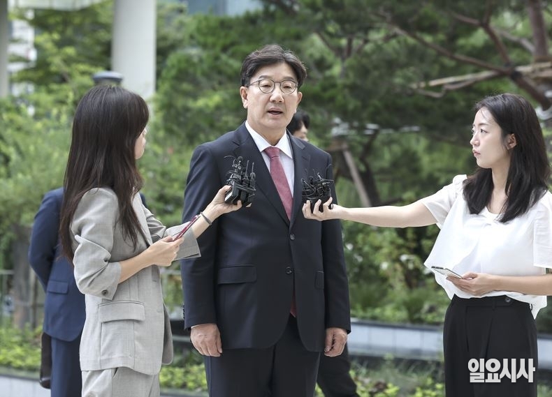 지난달 27일, 권성동 국민의힘 의원이 김건희 특검팀에 피의자 신분으로 출석하면서 취재진 질문에 답변하고 있다. ⓒ고성준 기자