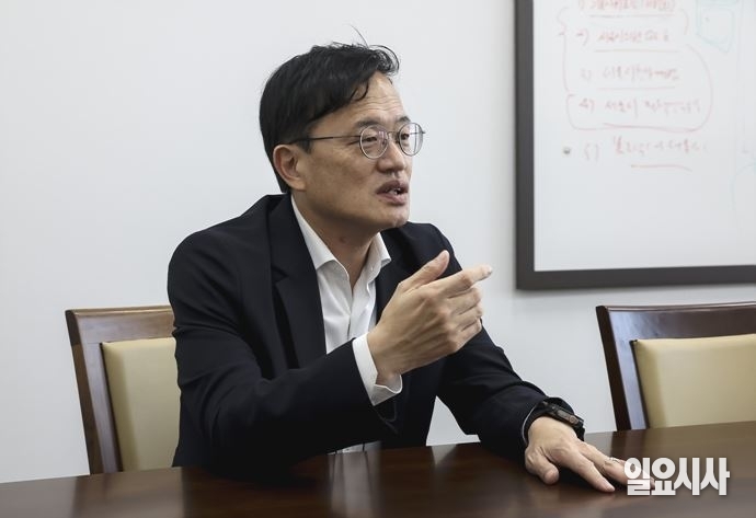 박주민 더불어민주당 의원이 <일요시사>와 대담을 갖고 있다. ⓒ고성준 기자