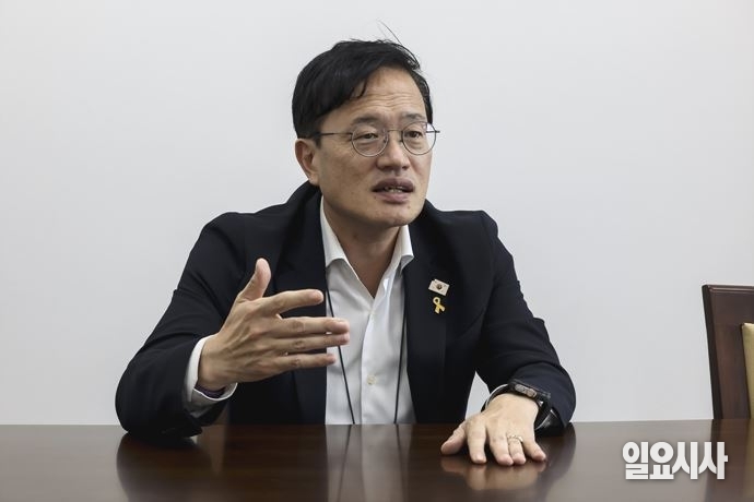 <일욧시사>와 대담 갖고 있는 박주민 더불어민주당 의원. 현재 박 의원은 국회 보건복지위원장을 맡고 있다. ⓒ고성준 기자
