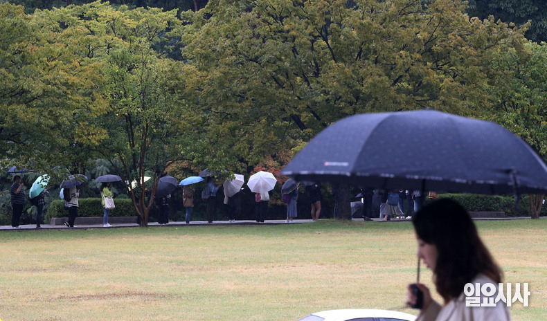 서울 관악구 서울대학교서 학생들이 우산을 쓰고 캠퍼스를 거닐고 있다. ⓒ<일요시사> DB
