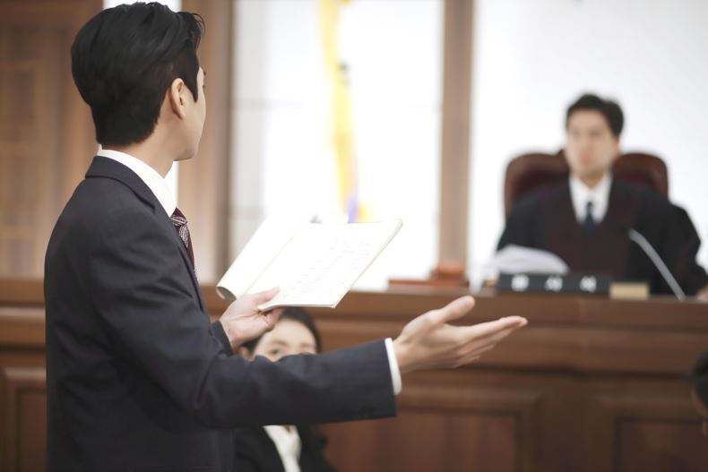 변론 중인 변호사 ⓒ클립아트코리아