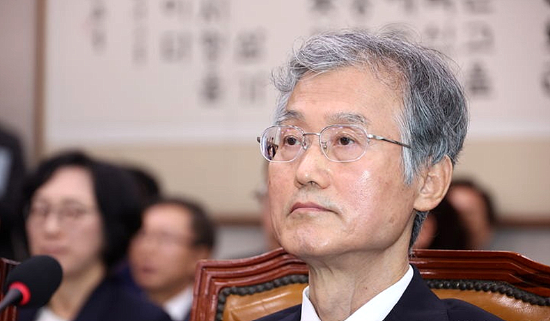 조희대 대법원장이 지난 13일 서울 여의도 국회에서 열린 법제사법위원회의 대법원 등 국정감사에서 박균택 더불어민주당 의원 질의에 답하지 않고 있다. ⓒ뉴시스