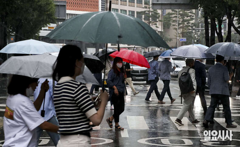 서울 중구 일대를 지나는 시민들이 우산을 쓴 채 발걸음을 재촉하고 있다. ⓒ고성준 기자