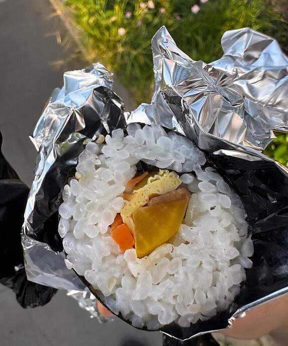 제64회 제주 탐라문화제 현장에서 판매된 1줄 4000원짜리 김밥. 지난 13일 온라인 커뮤니티 보배드림에 관련 게시물이 올라왔다. ⓒ보배드림