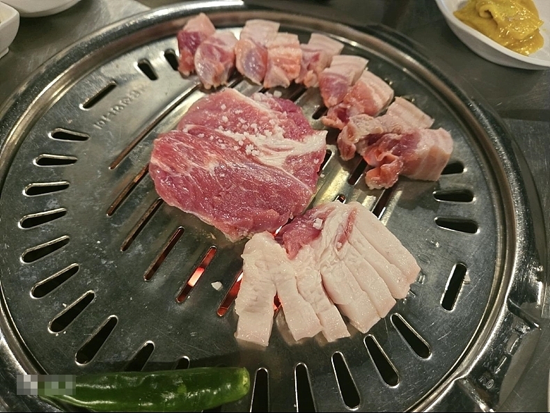 제주 서귀포에 위치한 한 흑돼지 전문 식당에서 내놓은 목살이 불판 위에 놓여져 있다. ⓒ보배드림