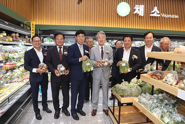 (사진 왼쪽에서 네 번째)강호동 농협중앙회장이 지난 14일 칠곡농협 하나로마트 준공을 축하하며 기념촬영을 하고 있다. ⓒ농협중앙회