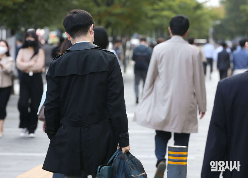 서울 여의도에서 시민들이 겉옷을 입은 채 출근하고 있다. 디비 ⓒ<일요시사> DB