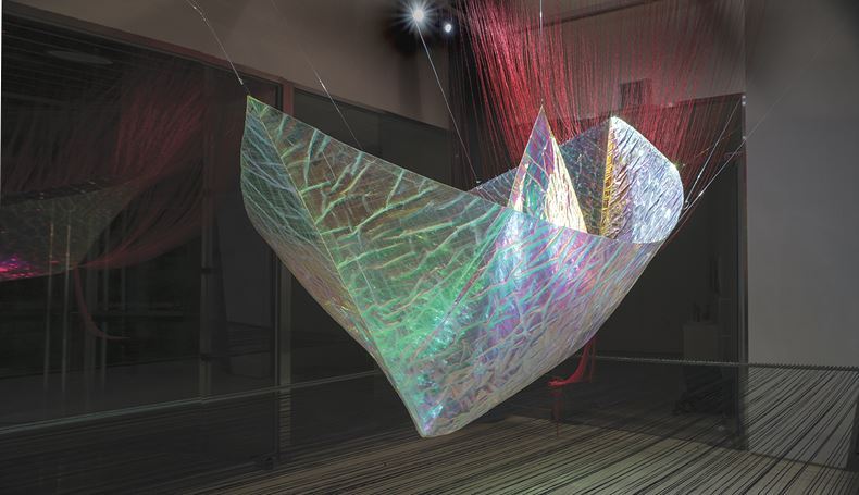 無와 有의 경계에서, 가변 설치, Plastic tape, sewing, 오로라지, 2025