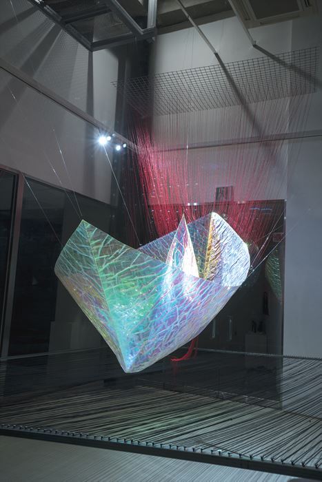 無와 有의 경계에서, 가변설치, Plastic tape, sewing, 오로라지, 2025