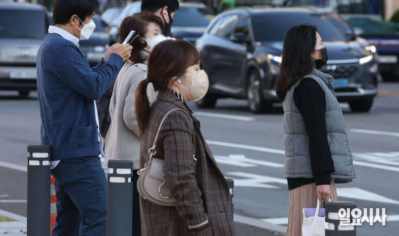 서울 종로구 정동길에서 수목 보호 덮개를 입은 나무들 사이로 시민들이 출근하고 있다. ⓒ<일요시사> DB