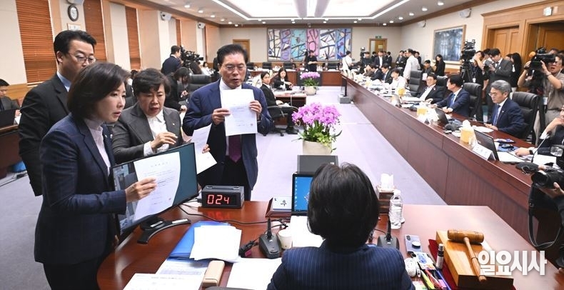지난 15일, 서울 여의도 국회 법제사법위원회 회의실에서 속개된 국정감사에서 나경원 국민의힘 의원(사진 왼쪽)이 추미애 법사위원장에게 항의하고 있다. ⓒ국회사진기자단