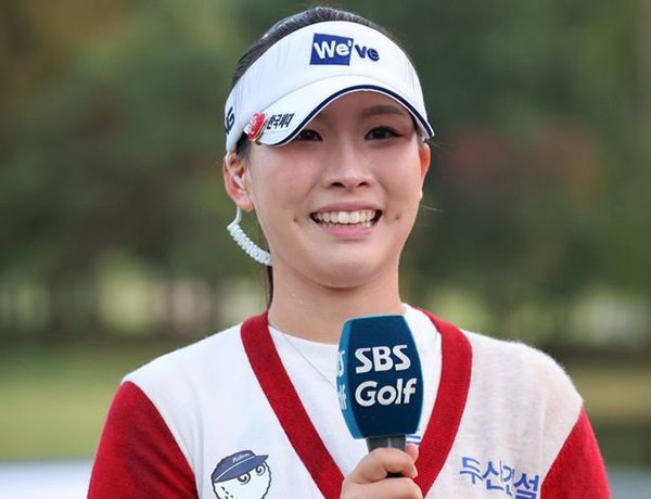 지난 19일, KLPGA 투어 시즌 마지막 메이저급 대회인 상상인·한경 와우넷 오픈에서 생애 첫 우승 트로피를 들어올린 이율린 프로가 인터뷰를 갖고 있다.