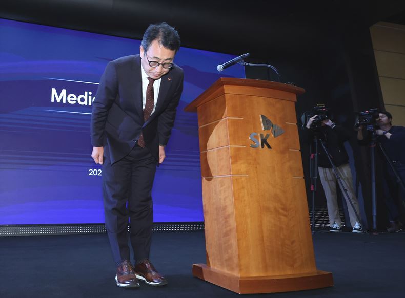 지난 5월2일,SKT 개인정보 해킹 논란에 고개 숙여 사과하고 있는 유영상 SKT 사장 ⓒ뉴시스