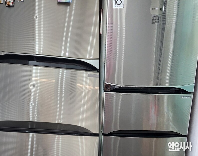 이사 후 김치냉장고 전면에 생긴 다수의 찍힘 자국(사진 왼쪽). 지난 4월 촬영 사진에서는 해당 손상이 확인되지 않는다. ⓒ김준혁 기자