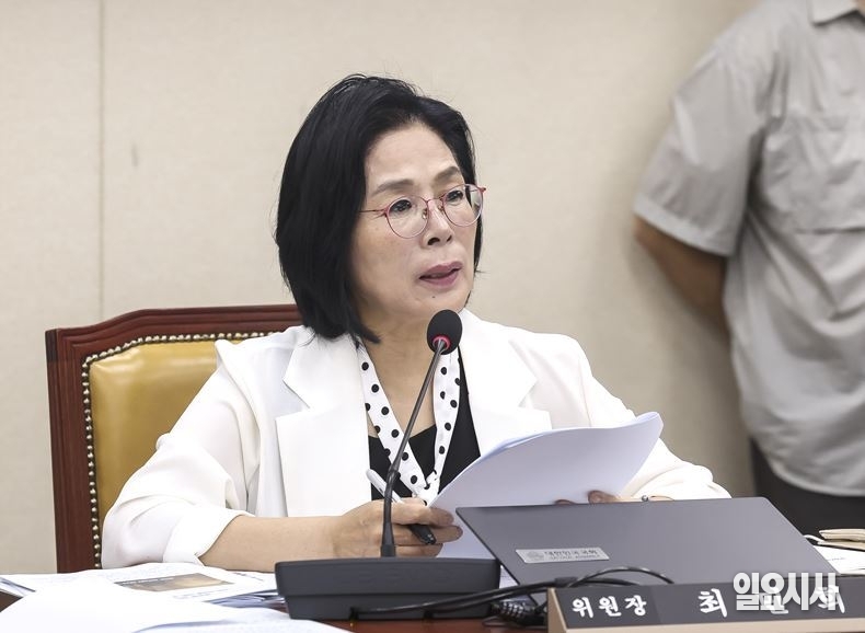국정감사 진행 중인 최민희 국회 과학기술정보방송통신위원장 ⓒ고성준 기자