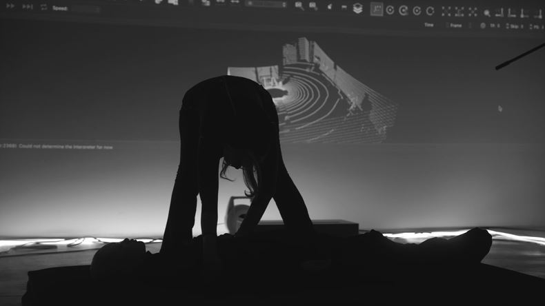 천장 아래, 2022, 라이브 퍼포먼스, 60분, (《모스키토라바쥬스》, Les601 선유, 서울, 2022), 영상 박태영 ⓒ차연서