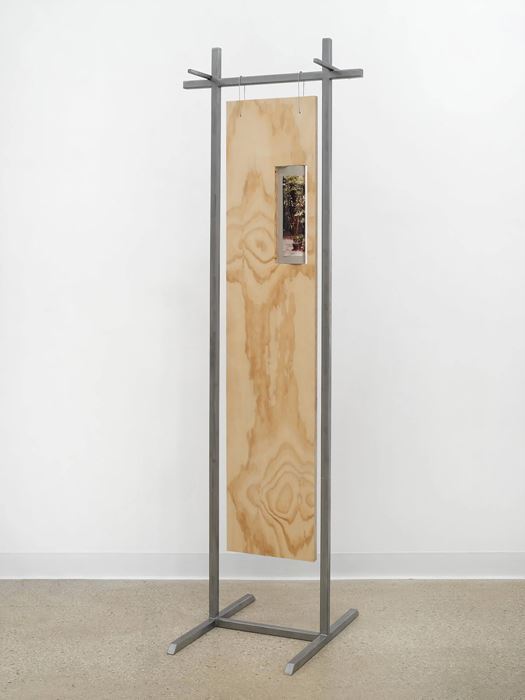 둘레 (dul-le), 2024, 금속, 합판, 고무줄, 금속 인쇄, 45.72 × 60.96 × 182.88cm, 사진 아르게니스 아폴리나리오 ⓒ허지은