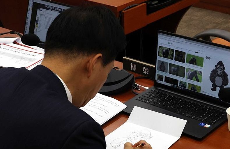 유영하 국민의힘 의원이 지난 27일 오후 서울 여의도 국회 정무위원회에서 열린 국정감사에서 고릴라 그림을 그리고 있다. ⓒ뉴시스