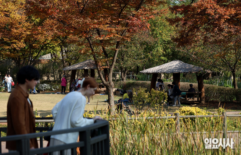 서울 용산구 용산가족공원에서 시민들이 산책로를 거닐고 있다. ⓒ<일요시사> DB