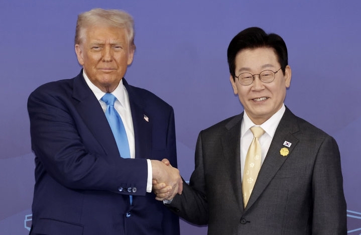 악수 나누는 도널드 트럼프 미국 대통령(사진 왼쪽)과 이재명 대통령 ⓒ뉴시스