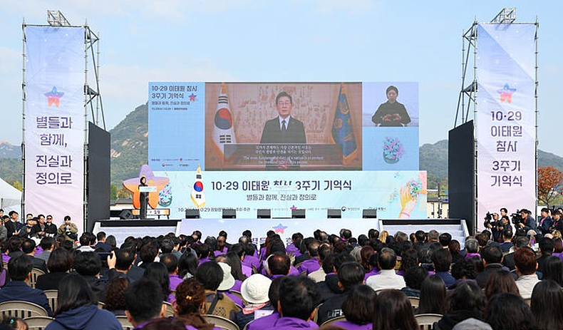 29일 오전 서울 광화문광장에서 열린 10·29 이태원 참사 3주기 기억식에서 이재명 대통령의 영상 추모사가 송출되고 있다. ⓒ뉴시스