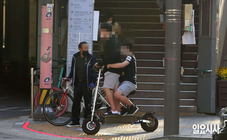 헬맷 미착용 상태로 전동 킥보드를 2인이 탑승한 채 이동하는 학생들. 지난 27일 관련 규제 강화를 촉구하는 국민동의청원이 공개됐다. ⓒ<일요시사> DB