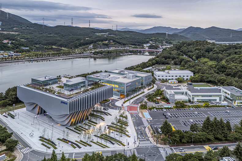 지난 21일, 곡선 형태의 리브와 조경이 어우러진 포스코 복합문화공간 ‘Park1538광양’이 문화체육관광부장관상을 받았다.
