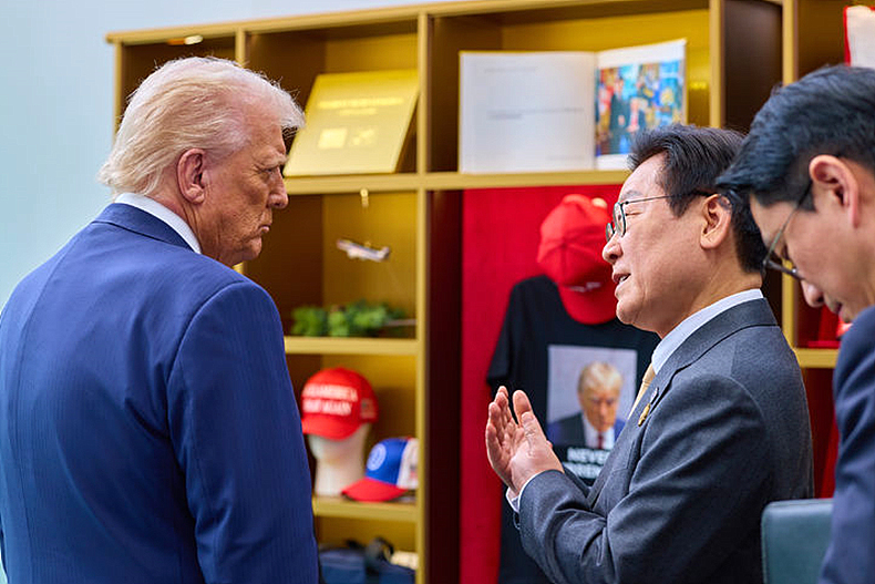 이재명 대통령과 도널드 트럼프 미국 대통령이 지난 29일 경북 경주박물관에서 정상회담을 앞두고 트럼프 굿즈 전시품을 관람하며 대화하고 있다. ⓒ뉴시스