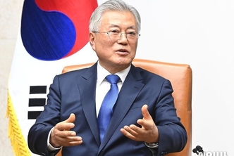 이재명 덮치는 문재인 그림자