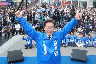 보수 텃밭 다지는 민주당 꽃놀이패