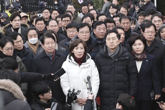 적의 적은 아군 ‘물밑 콜라보’