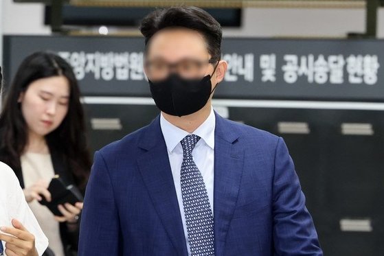 좌우로 열린 윤영호 게이트