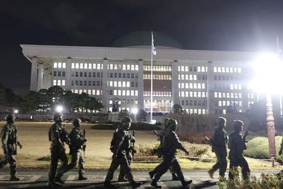 ‘계엄 1년’ 여전히 요동치는 정치판