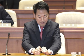 ‘교주처럼’ 장동혁의 성전 막전막후