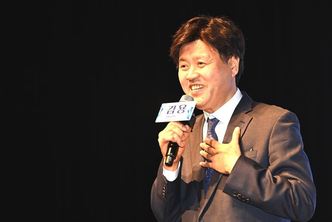 ‘왕의 남자’ 김용 카드 딜레마